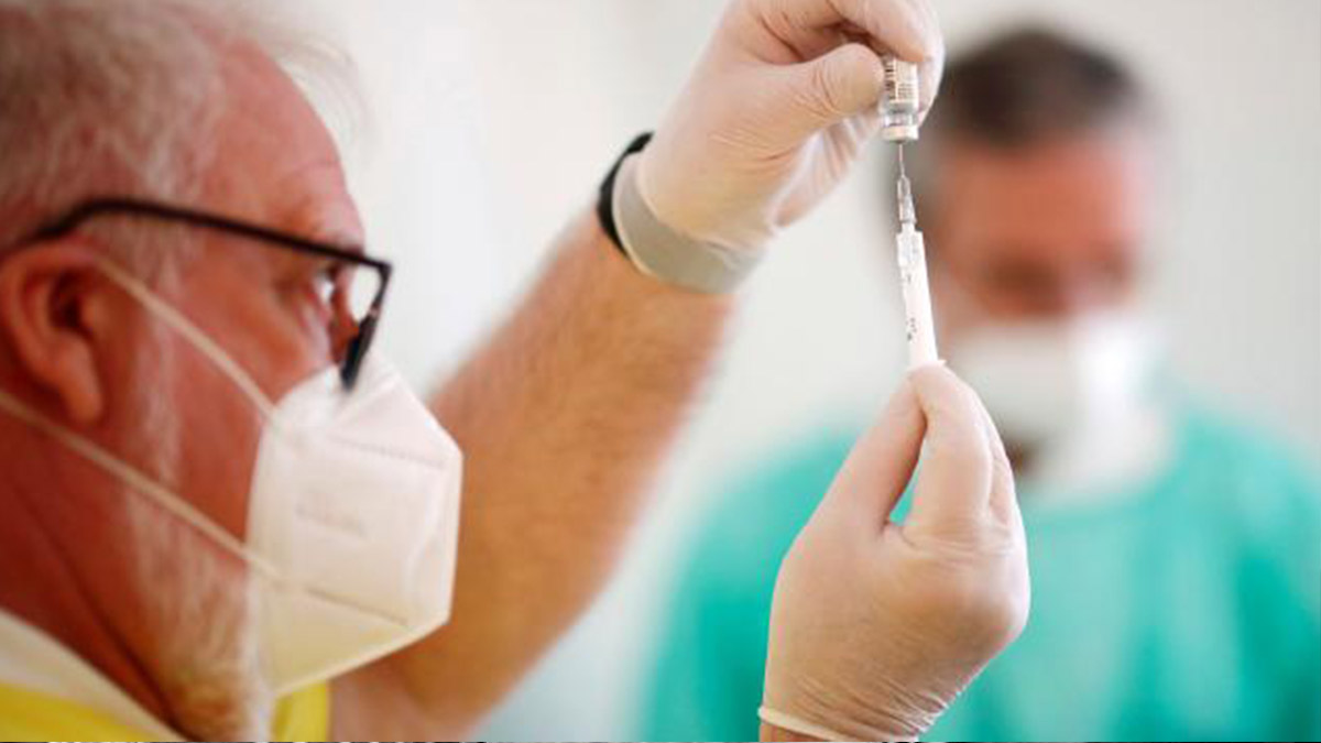 Almanya'da sağlık çalışanları için aşı zorunlu olacak