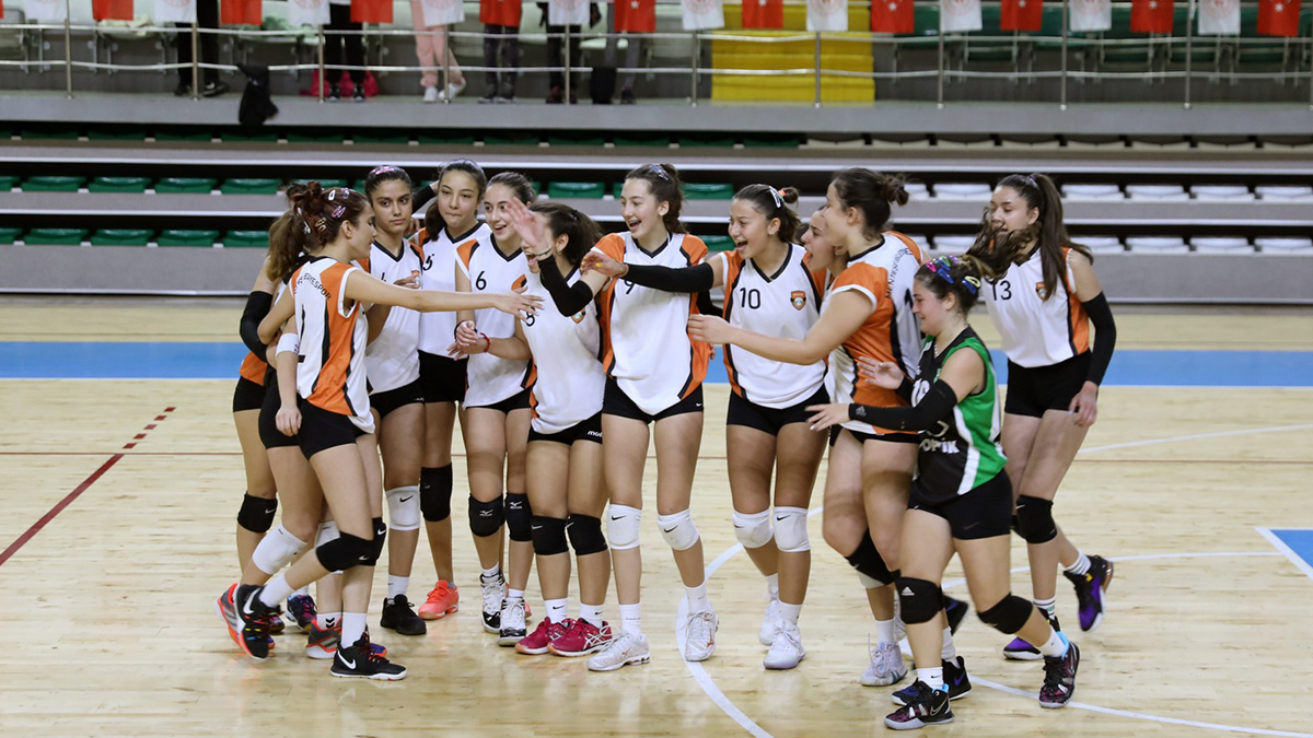 Menteşe'nin Kızlar Voleybol Takımı başarıdan başarıya koşuyor