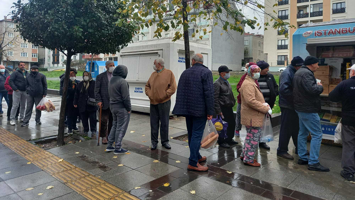 Ekmek kuyruğundaki vatandaş isyan etti: Hakkımı helal etmiyorum