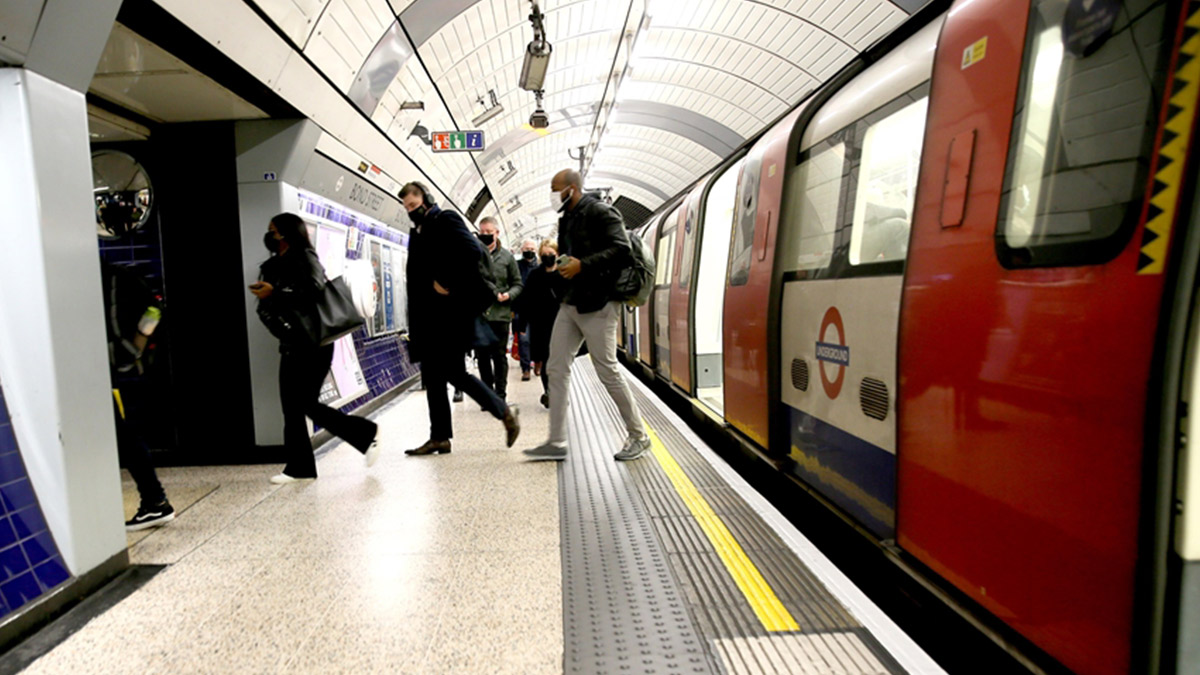 İngiltere'de yeniden evden çalışma uygulamasına başlıyor