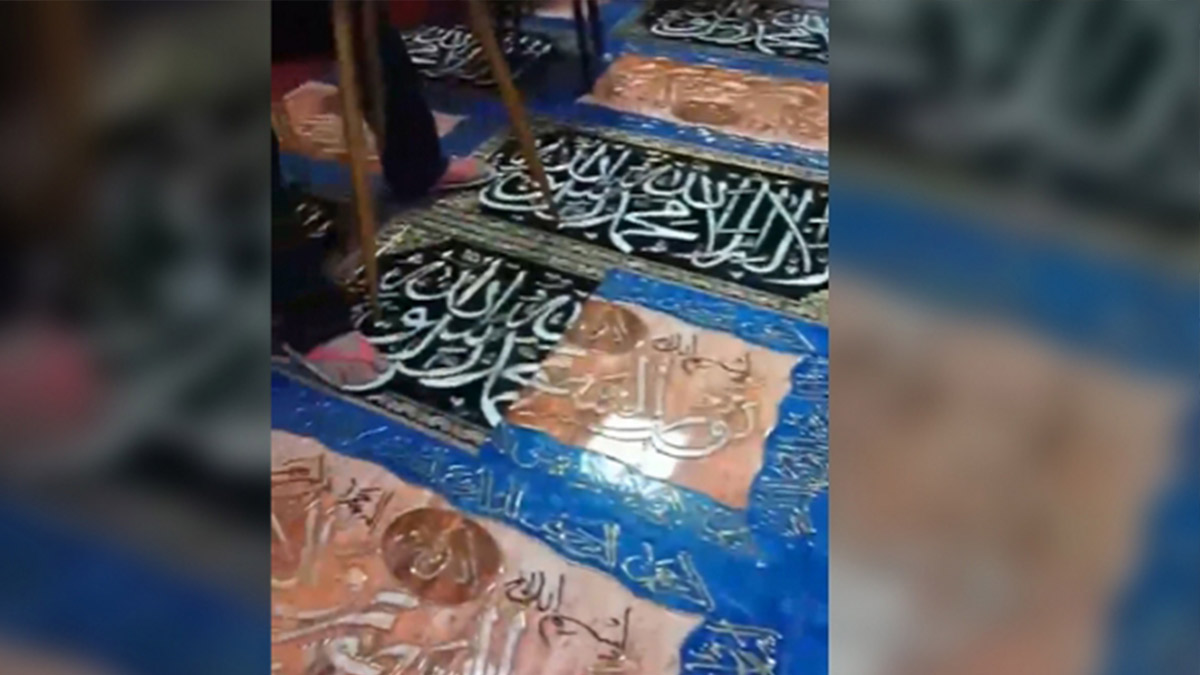 Doğu Türkistan’da Kur’an ayetleri  ayaklar altında