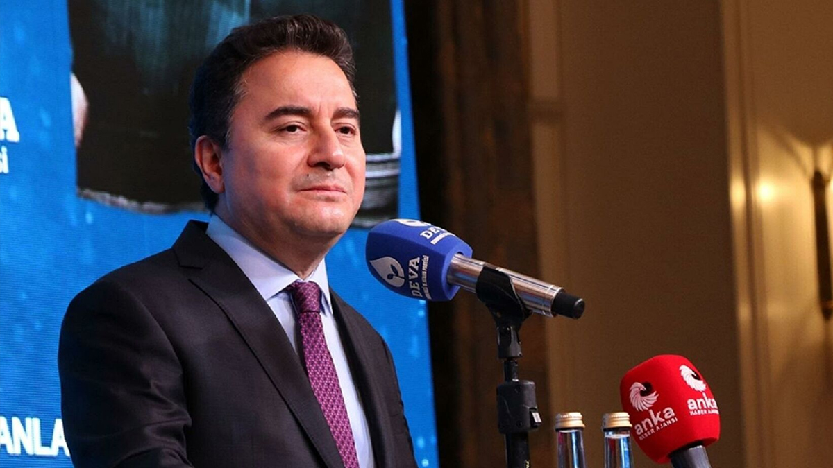 Ali Babacan iktidara gazete manşetleriyle tepki gösterdi