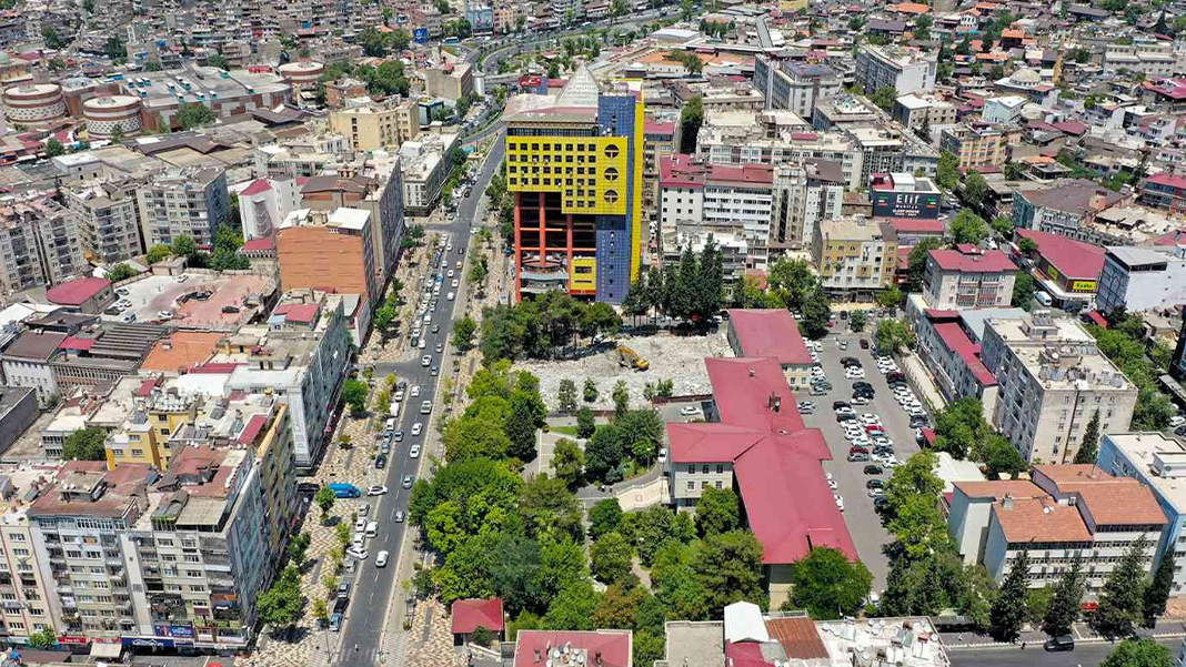 Dünyanın en saçma binasından son tahliye