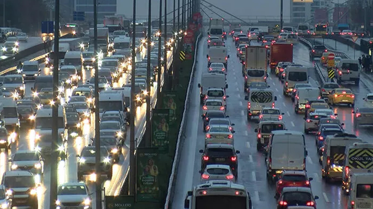İstanbul'da trafik kilit! Yoğunluk yüzde 80'e çıktı