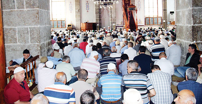 İslam dünyası, Kadir Gecesi’nde camilere akın etti