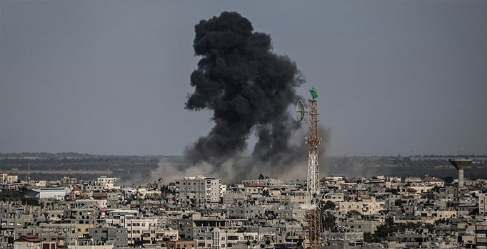 İsrail savaş uçakları Gazze'yi bombaladı: Ölü ya da yaralı yok