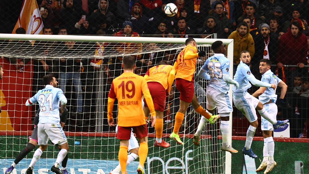Galatasaray'da Mbaye Diagne sakatlandı