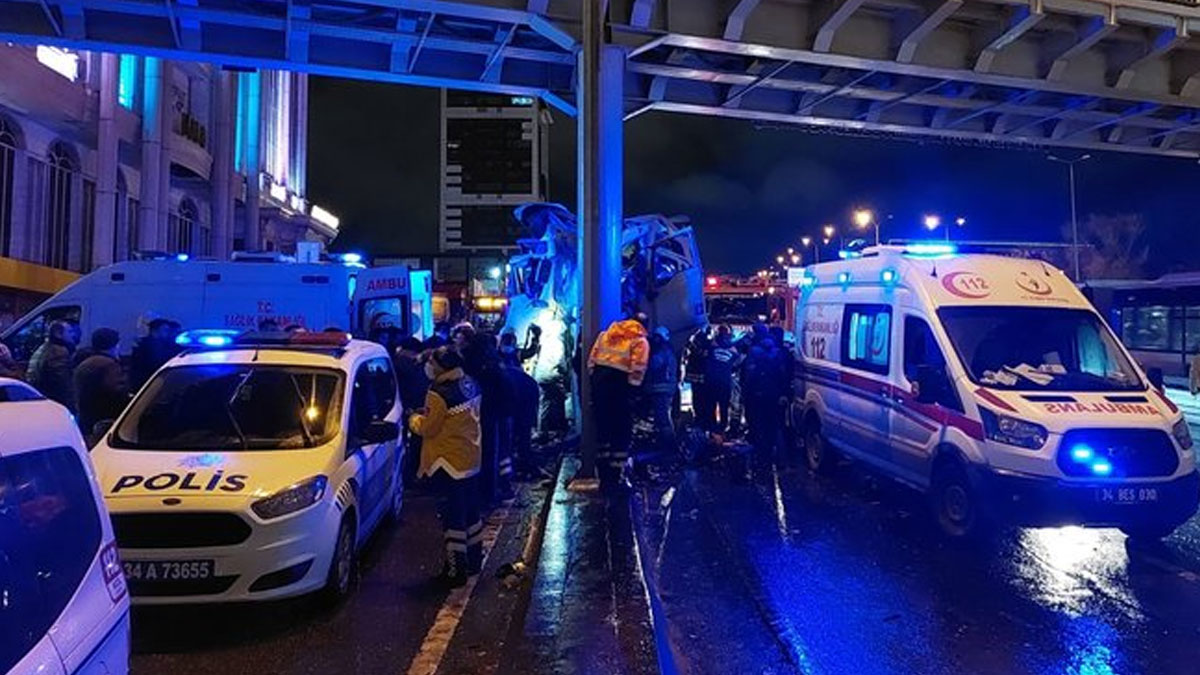 Beylikdüzü'nde feci kaza! Kamyon sürücüsü hayatını kaybetti