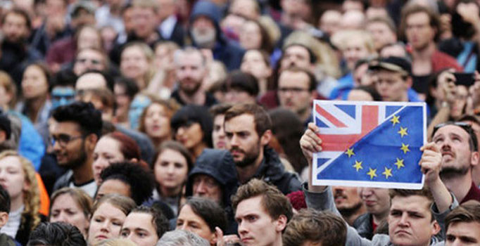 Londra'da binlerce kişi AB referandumunu protesto etti