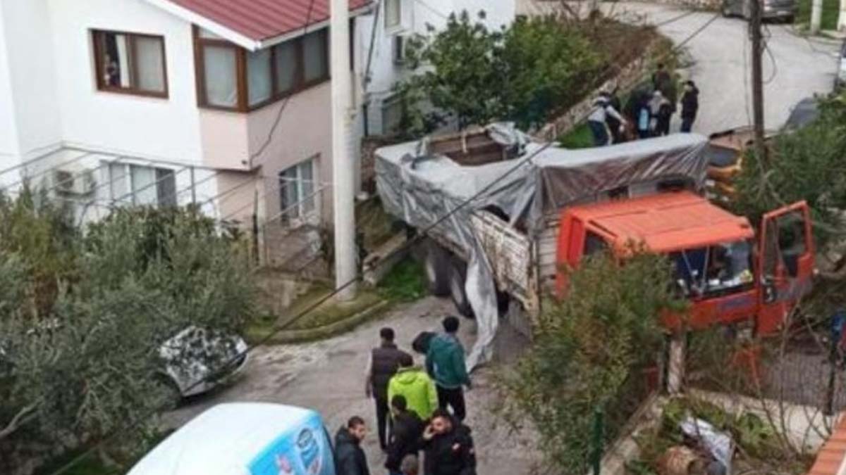 Kaza yapan kamyonun içinden 80 göçmen çıktı