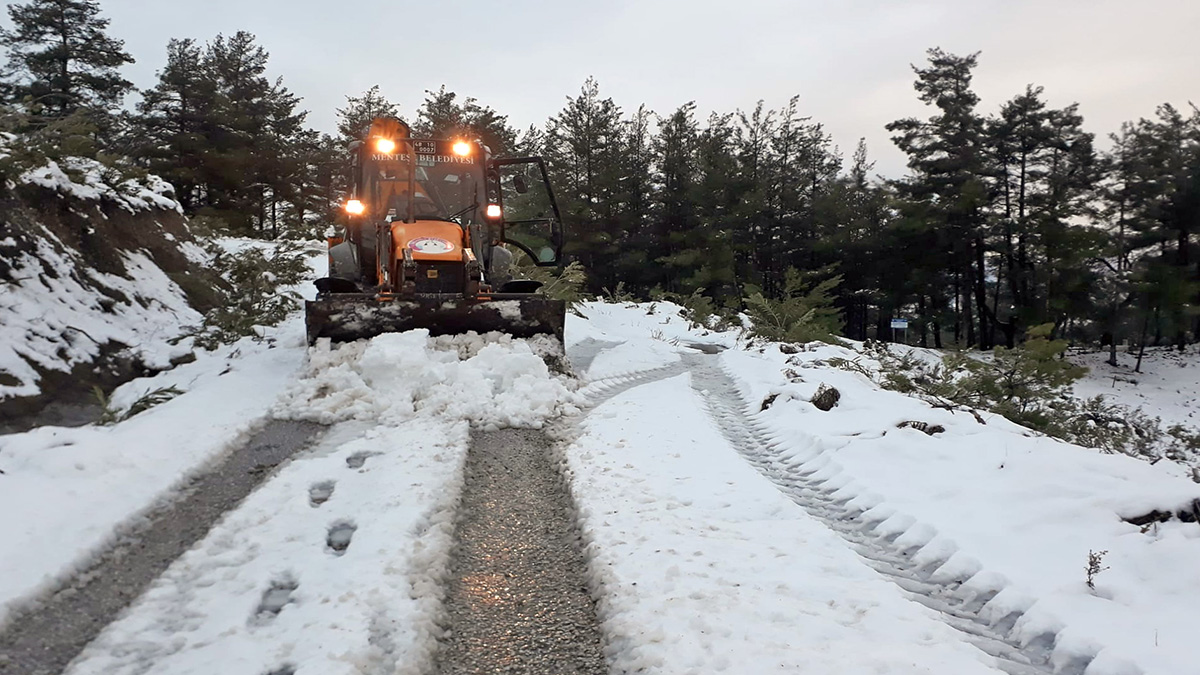 Menteşe Belediyesi'nden kar mesaisi