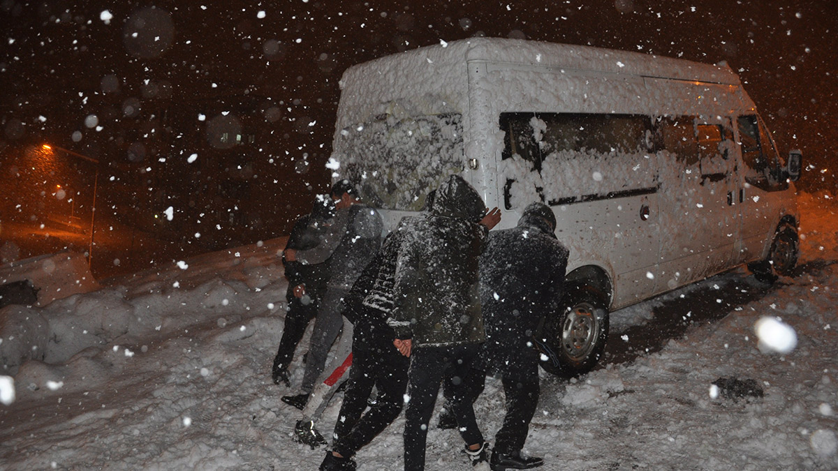 Hakkari Yüksekova'da araçlar yolda kaldı