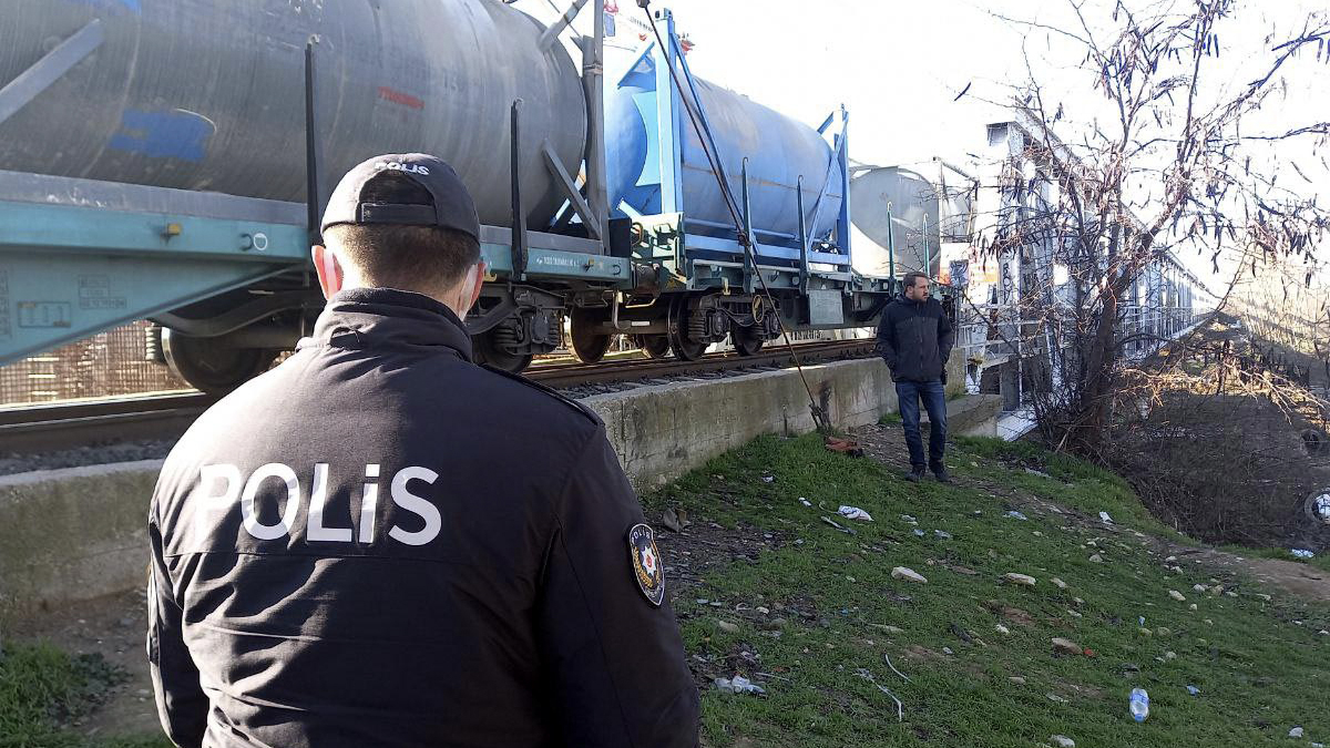 Edirne'de feci kaza! Rayda yürürken tren çarptı