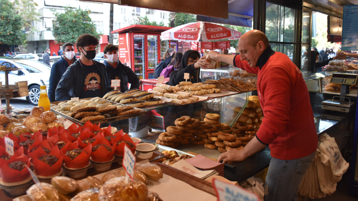 Esnaf, poğaça simitle düşüşü kutladı
