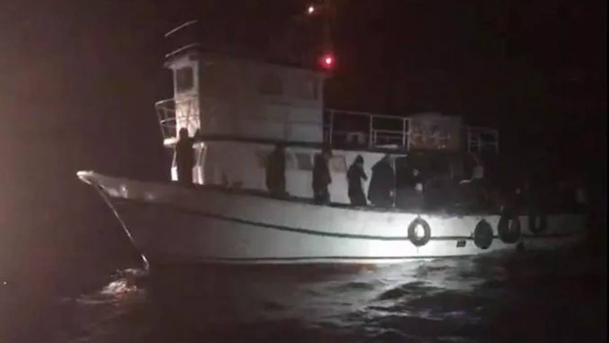 Balıkçı teknesinde 100 göçmen yakalandı