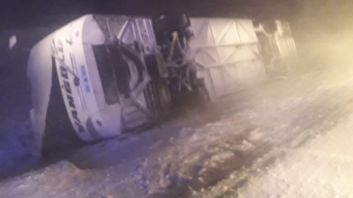 2 yolcu otobüsü devrildi, 24 kişi yaralandı