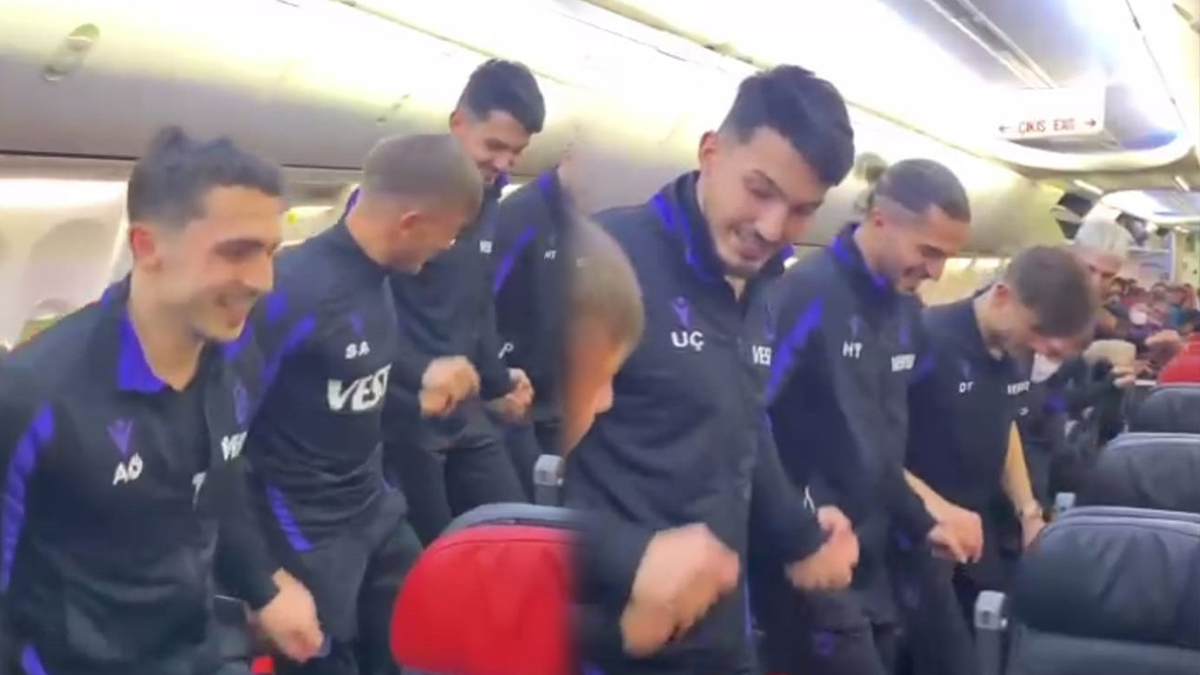 Trabzonsporlu futbolculardan uçakta horonlu galibiyet sevinci