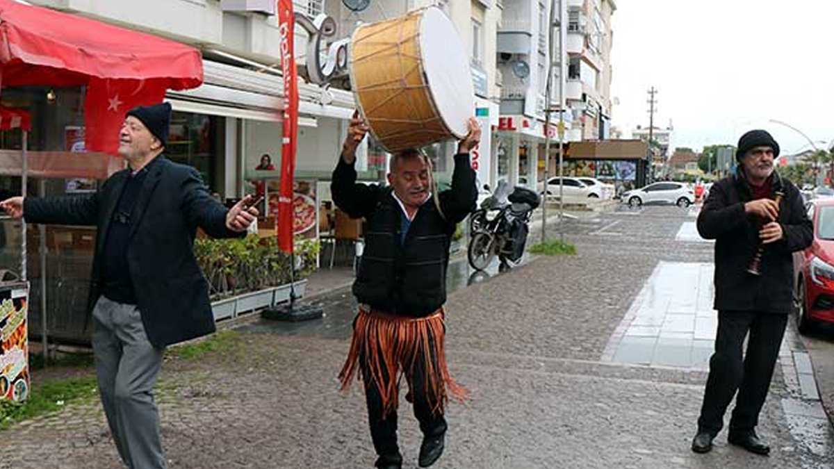 Doların düşüşünü davul zurna tutup oynayarak kutladı