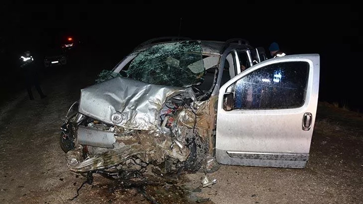 Korkunç kaza! 1'i bebek 2 ölü, 6 yaralı