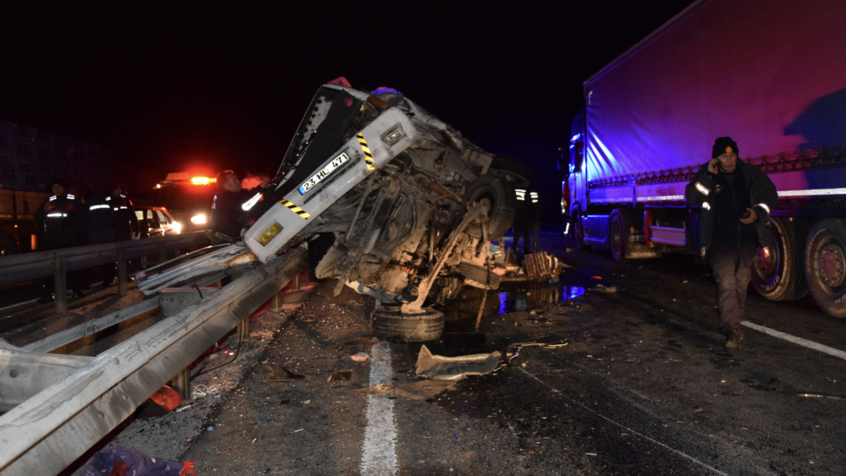 Tır ile kamyonet çarpıştı: Anne ve kızı hayatını kaybetti