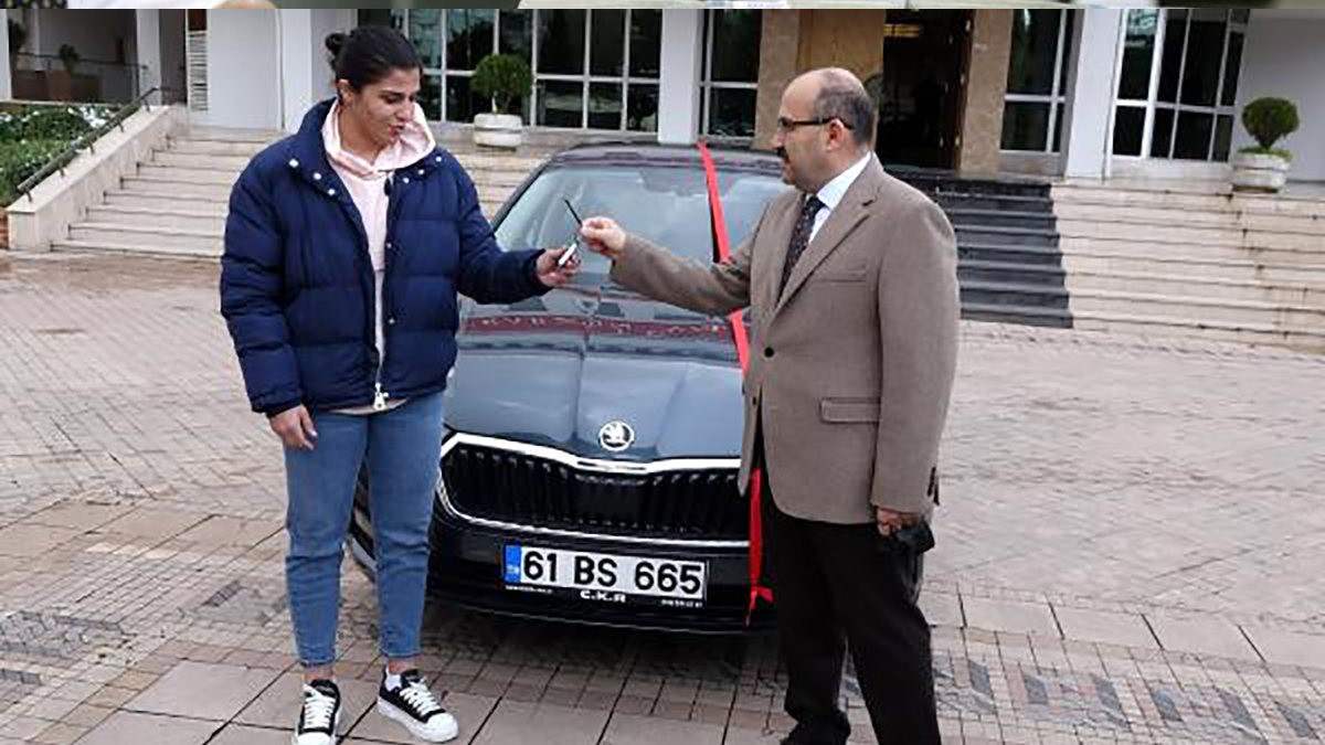 Trabzon Valiliği olimpiyat şampiyonuna otomobil hediye etti