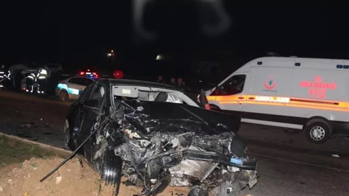 Manisa'da 2 otomobil çarpıştı: Yaralılar var