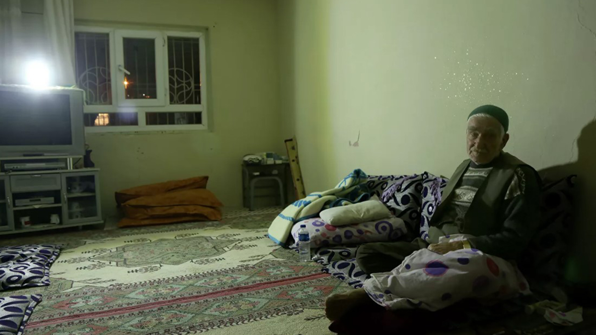 79 yaşındaki kanser hastasının elektriğini kestiler