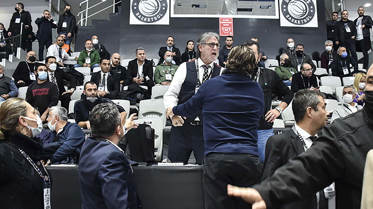 Beşiktaş'ın Genel Kurulu'nda kısa süreli gerginlik