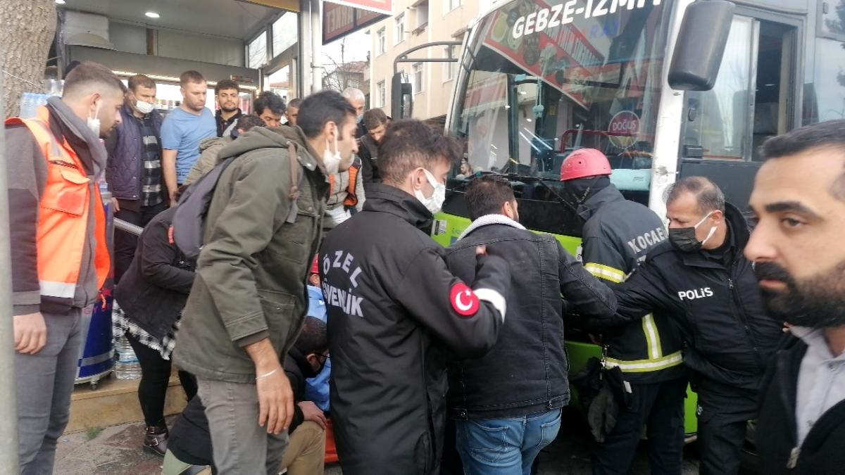 Otobüs durağa çarptı, bekleyen yolcular altında kaldı