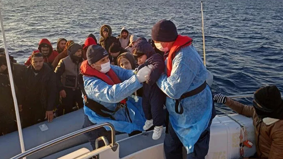 İzmir açıklarında 102 düzensiz göçmen kurtarıldı