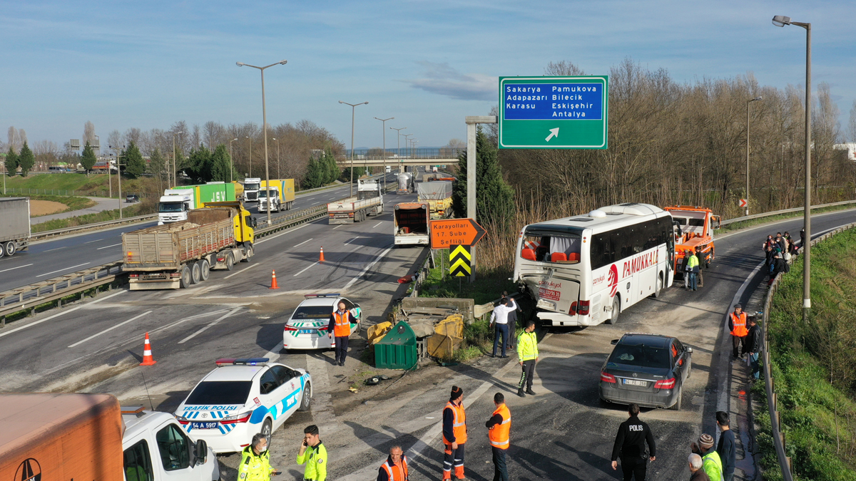 Anadolu Otoyolu'nda kaza: Kamyon yolcu otobüsüne çarptı
