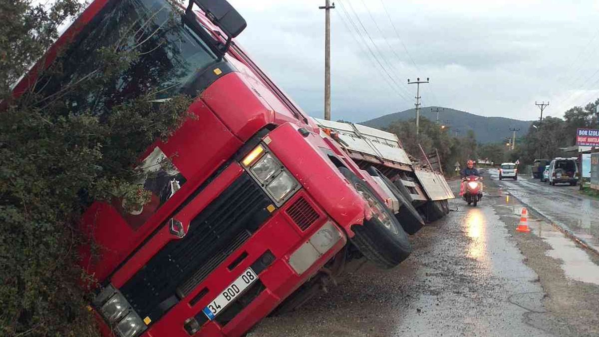 Sağanak yağış kazayı da beraberinde getirdi! Tır, su kanalına girdi