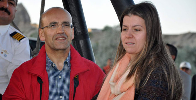 Mehmet Şimşek'in eşi Esra Şimşek, eşine Twitter'dan sitem etti