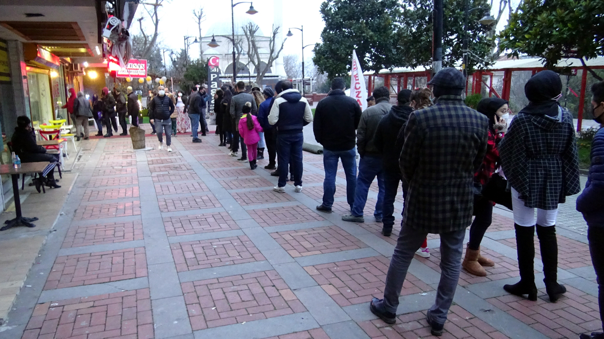 Avcılar'da eczane kuyruğu