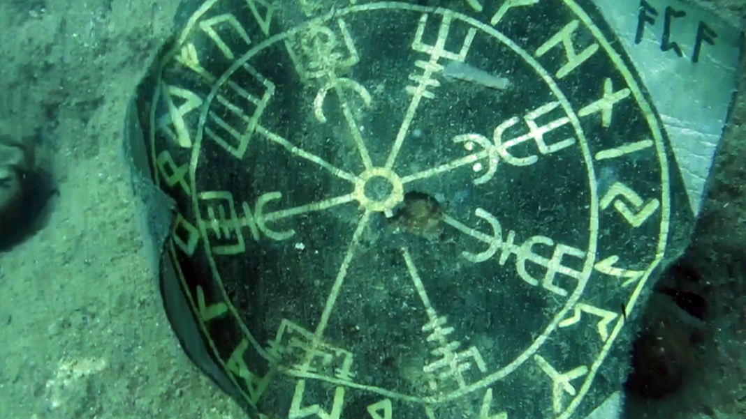 Su altından çıkanı "Bu büyü mü, bilen varsa altına yazsın" notuyla paylaştı