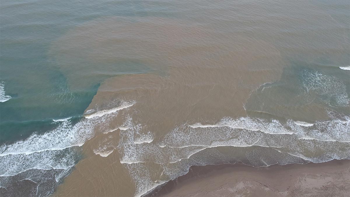 Eriyen kar Karadeniz'e çamur olarak aktı