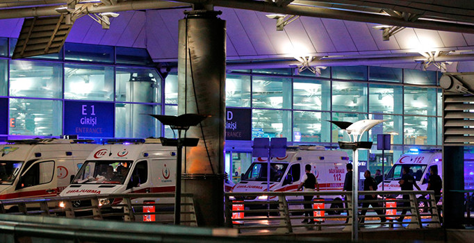 Polis memuru Mustafa Özbil havalimanı saldırısından kurtuldu ama trafik canavarından kurtulamadı