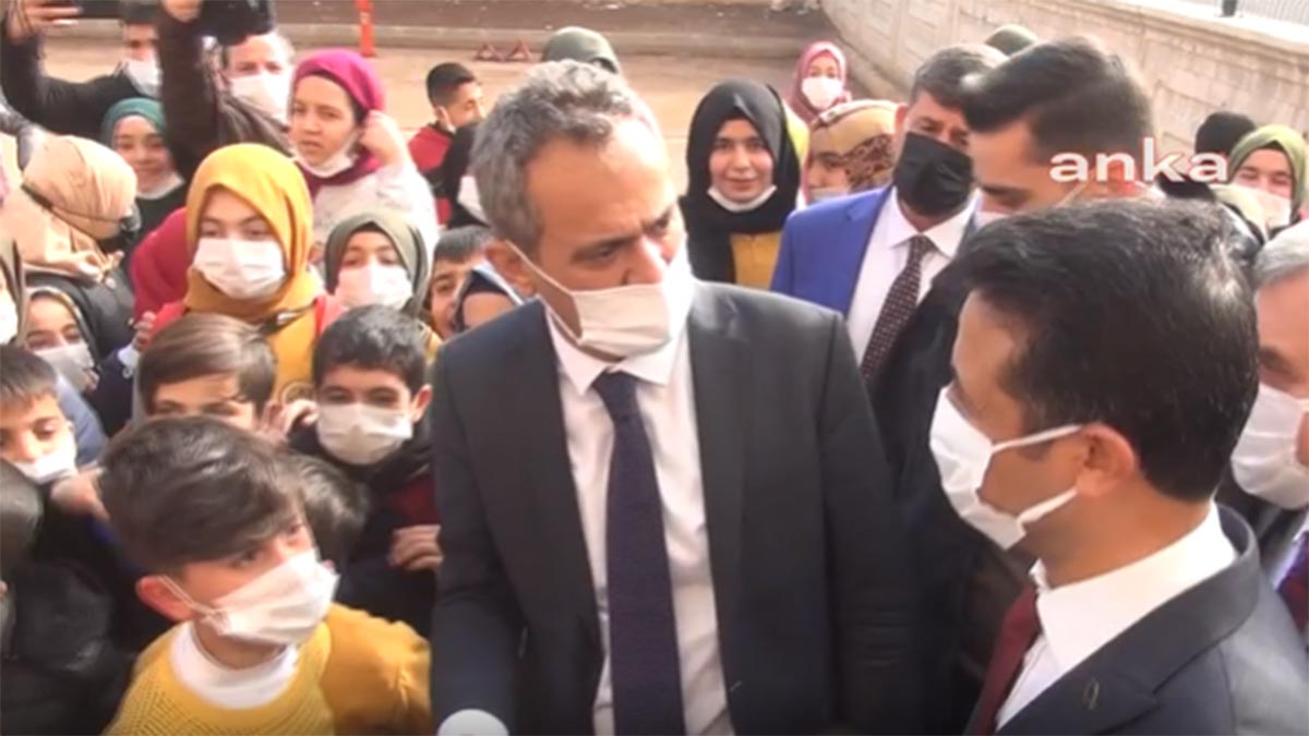 Milli Eğitim Bakanı'ndan okul müdürüne azar: Siz ne biçim adamsınız?