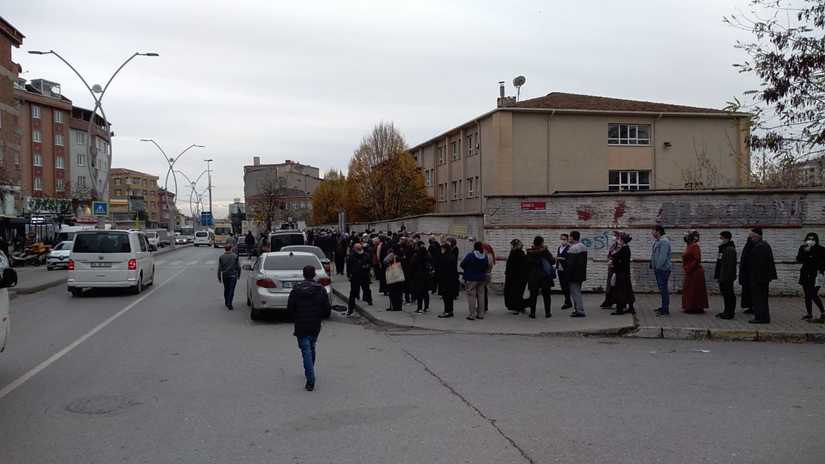 Ekmek kuyruklarına 'Don't Look Up' göndermesi: Bu filmi bitireceğiz