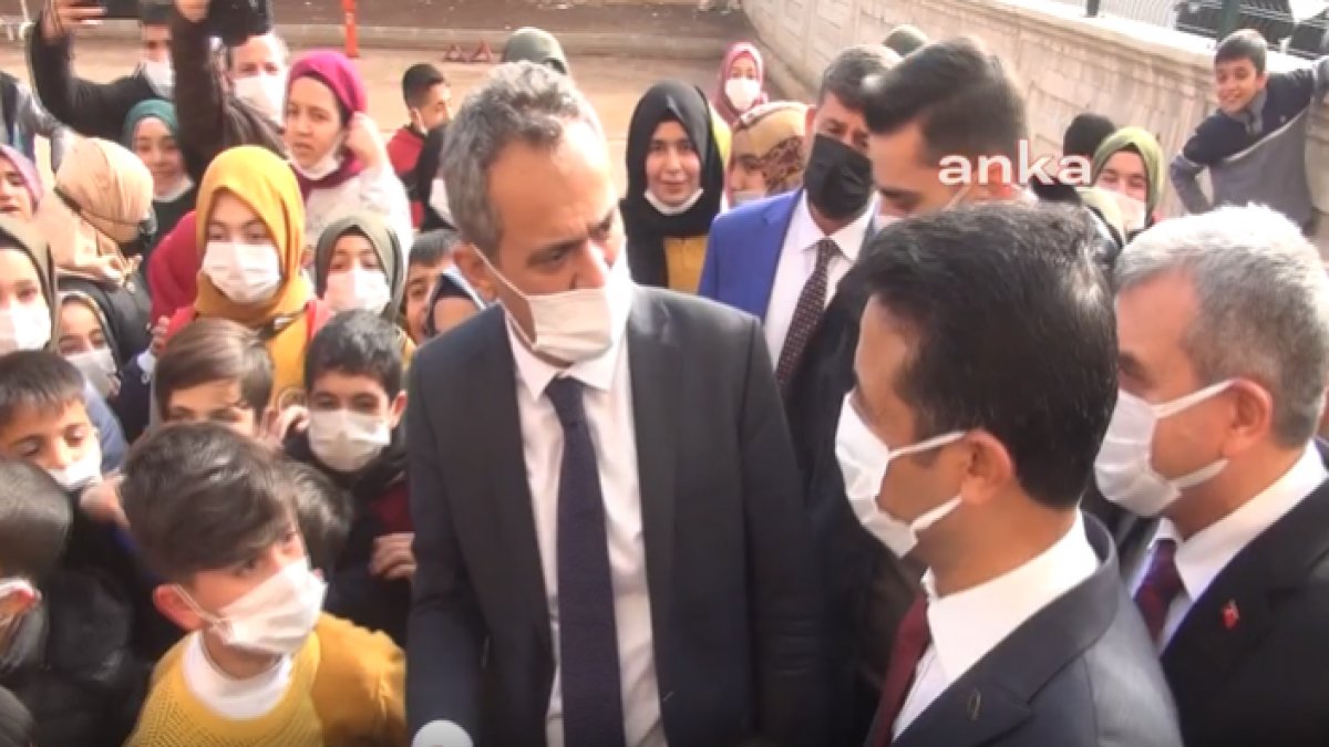 Kameralar önünde okul müdürünü azarlayan Bakan Özer o anları anlattı