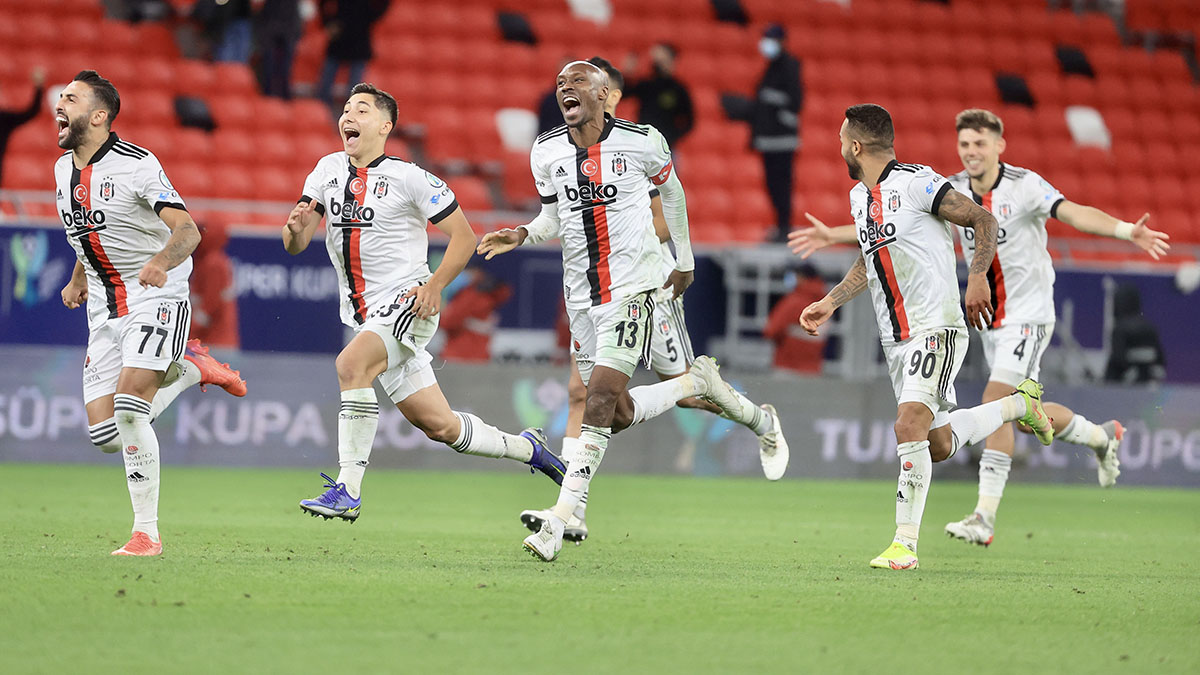 Beşiktaş'ta Önder Karaveli ve 3 futbolcu koronavirüse yakalandı