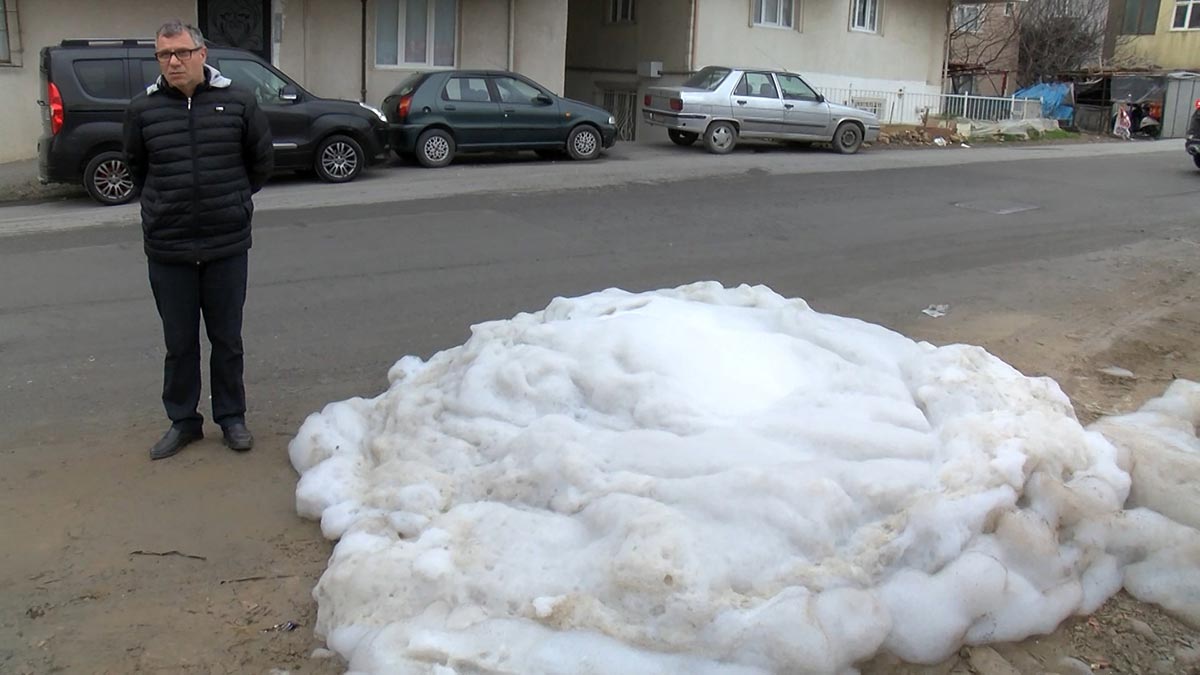 Pendik'te rögardan köpük sızdı