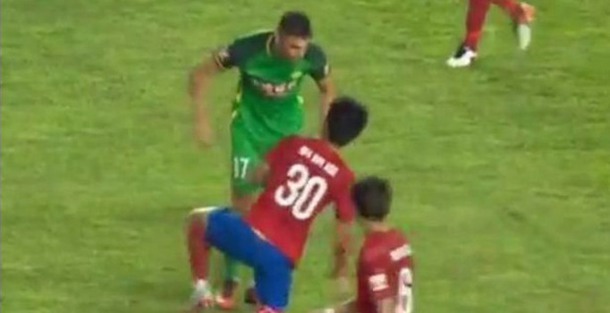 Burak Yılmaz Çin’de oynadığı maçta kavga etti