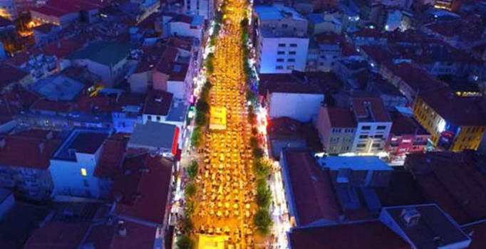 Türkiye'nin en büyük iftar sofrası Uşak'ta kuruldu