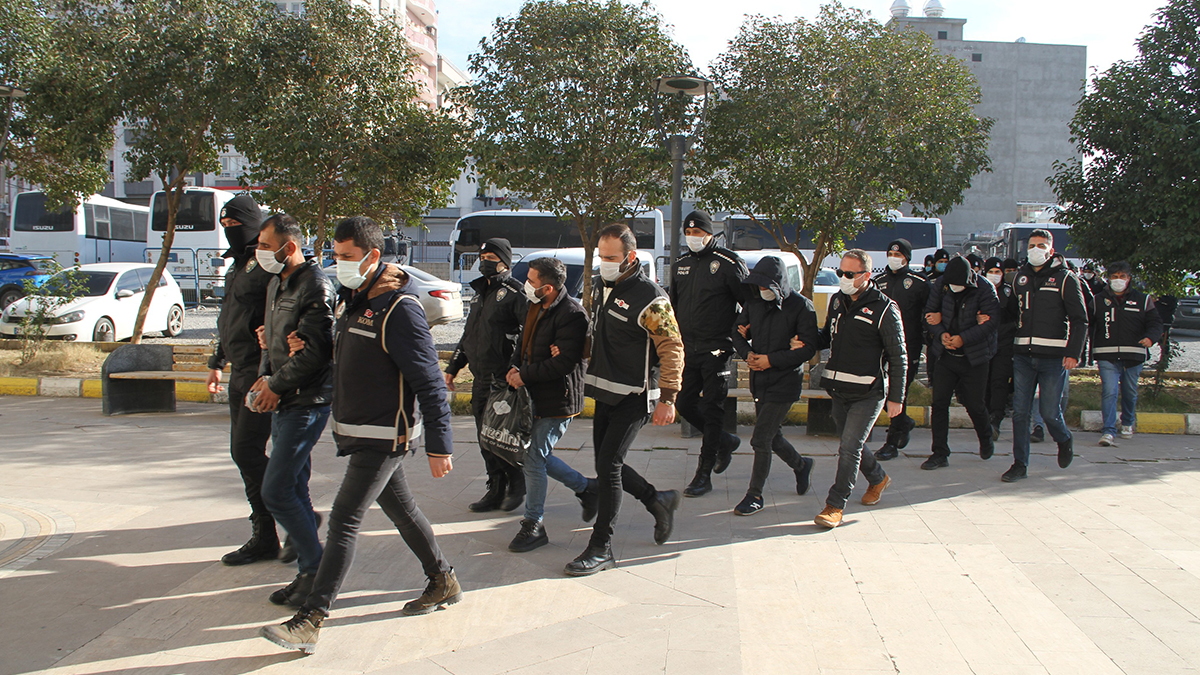 Habur Sınır Kapısı'nda kaçakçılık operasyonu: 8 memur, 22 kaçakçı gözaltında