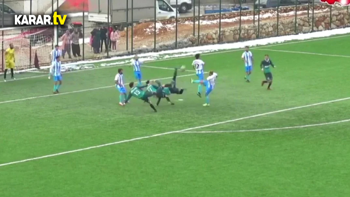 Böyle pozisyon görülmedi! 3 futbolcu aynı anda voleye kalktı