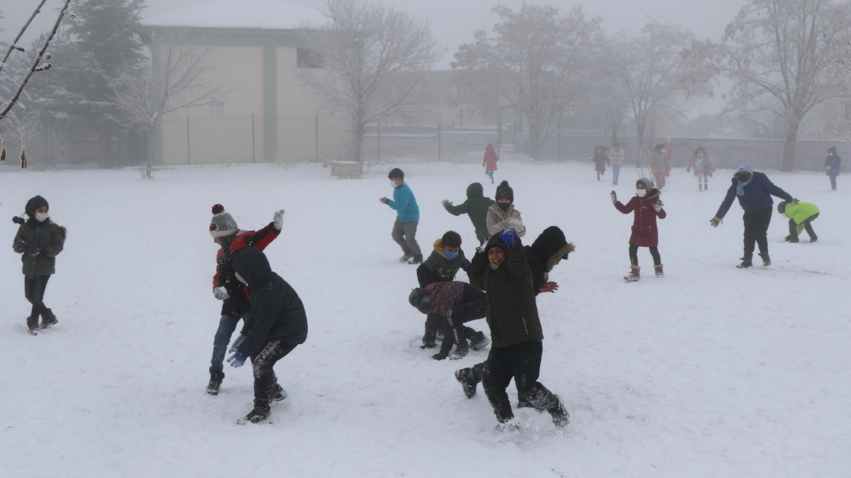 Bayburt'ta okullara kar arası