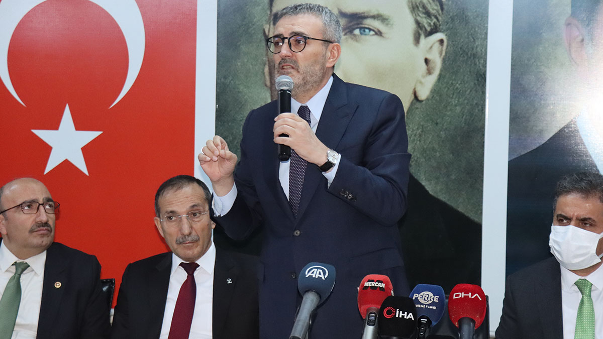 Mahir Ünal'a esas sorun işsizlik tepkisi gösteren vatandaş salondan çıkarıldı