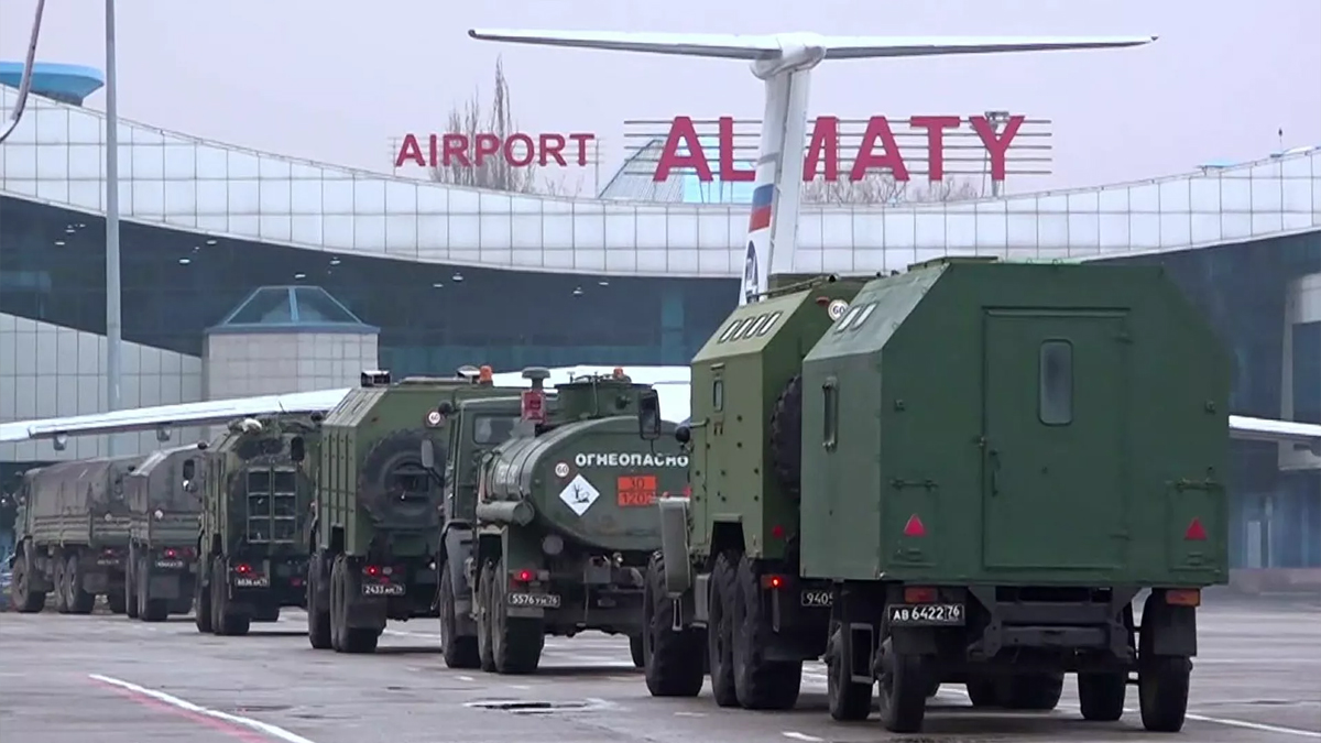 Kazakistan'daki Barış Gücü'nü taşıyan ilk uçaklar Rusya'ya ulaştı