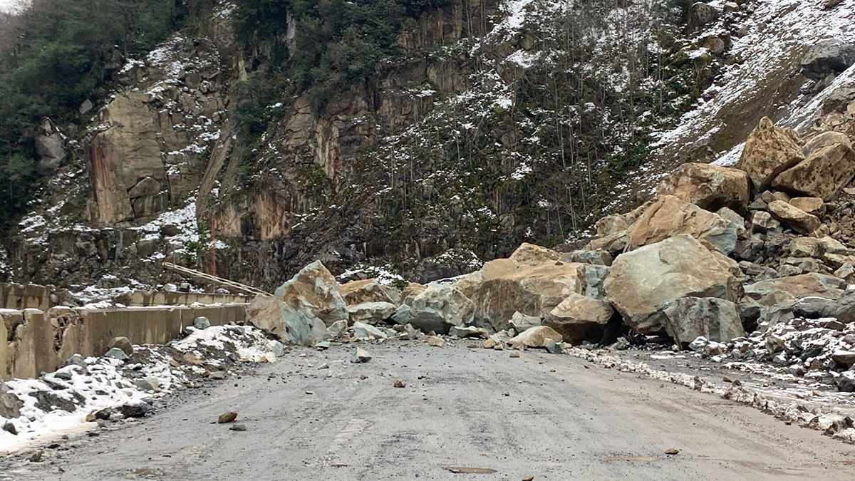 Artvin'de heyelan: Dev kaya parçaları yola düştü